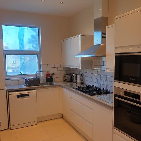 London Luxury Spacious 2 Bedroom Apartment 4 Mins From Ilford Stn. Free Parking Екстериор снимка