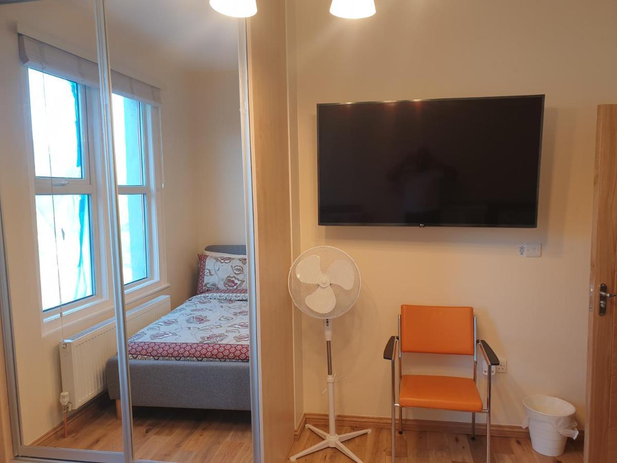 London Luxury Spacious 2 Bedroom Apartment 4 Mins From Ilford Stn. Free Parking Екстериор снимка