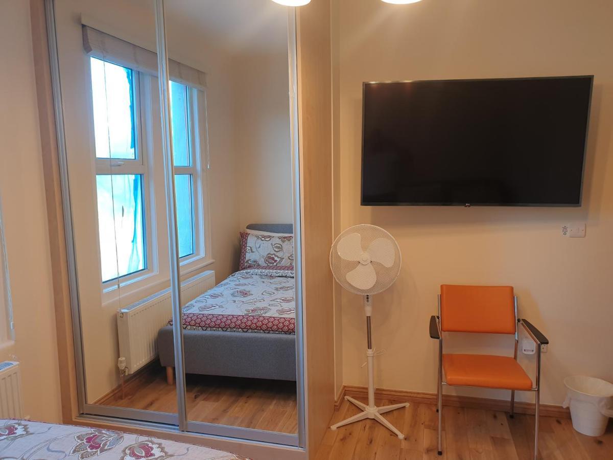 London Luxury Spacious 2 Bedroom Apartment 4 Mins From Ilford Stn. Free Parking Екстериор снимка
