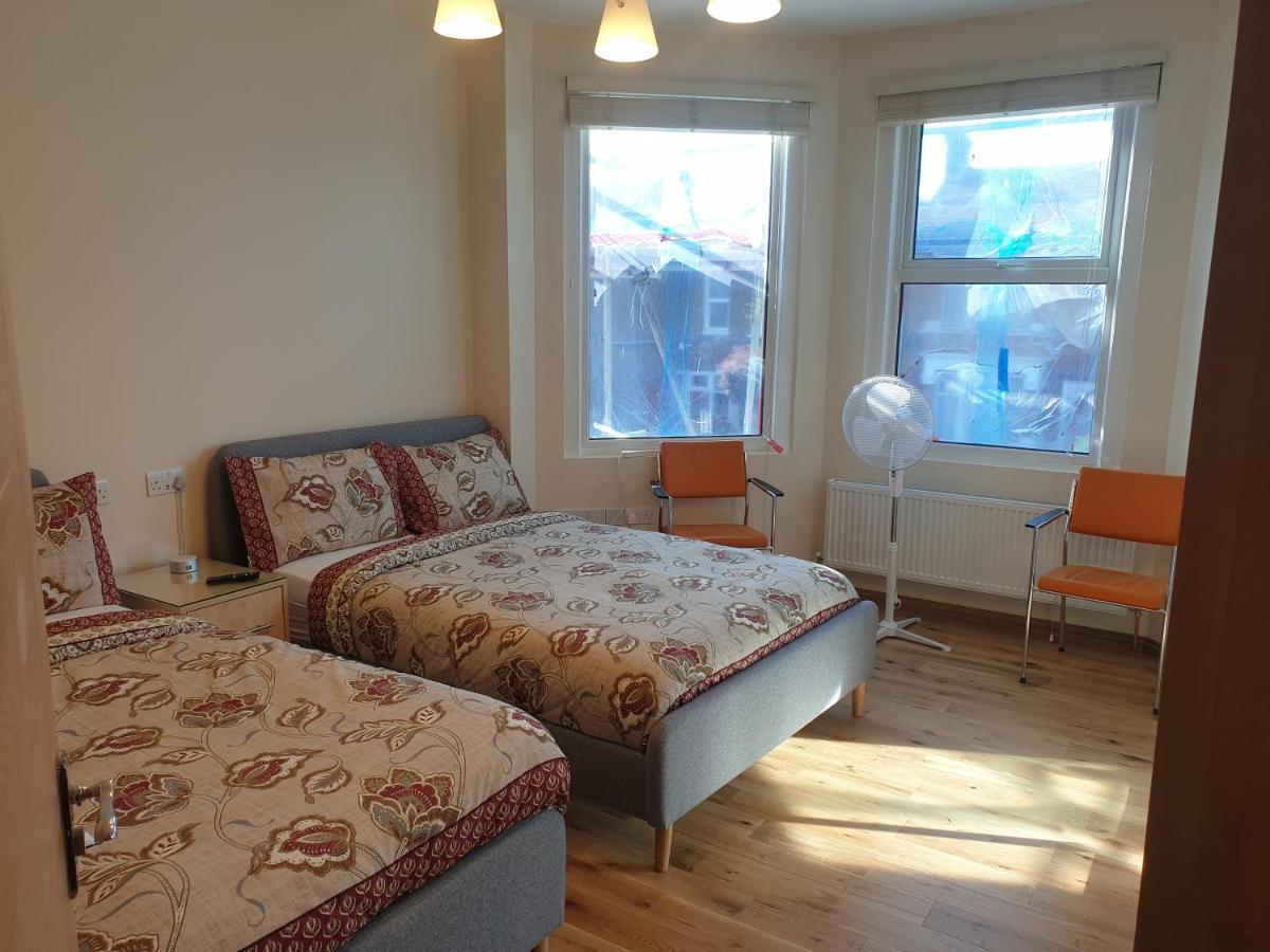 London Luxury Spacious 2 Bedroom Apartment 4 Mins From Ilford Stn. Free Parking Екстериор снимка