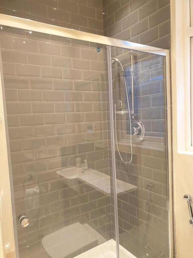 London Luxury Spacious 2 Bedroom Apartment 4 Mins From Ilford Stn. Free Parking Екстериор снимка