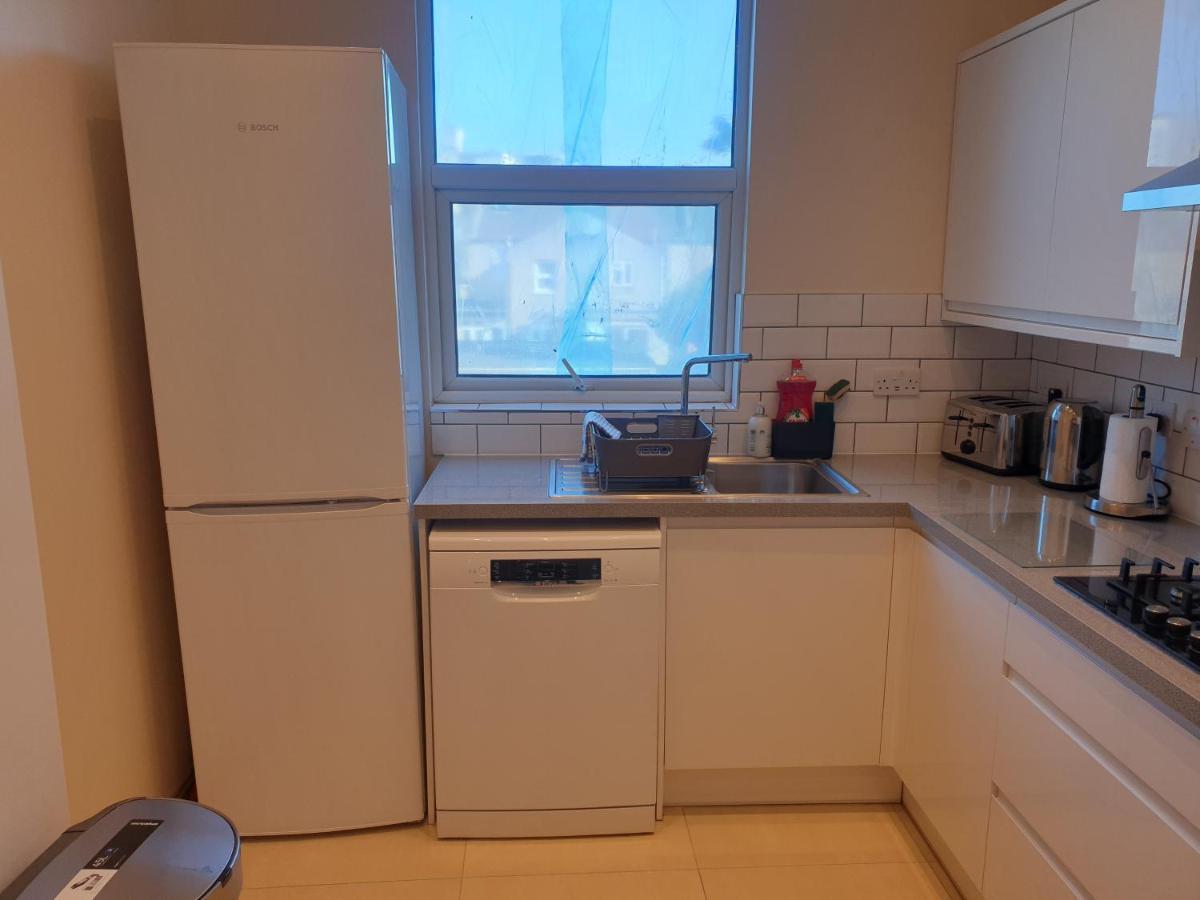 London Luxury Spacious 2 Bedroom Apartment 4 Mins From Ilford Stn. Free Parking Екстериор снимка